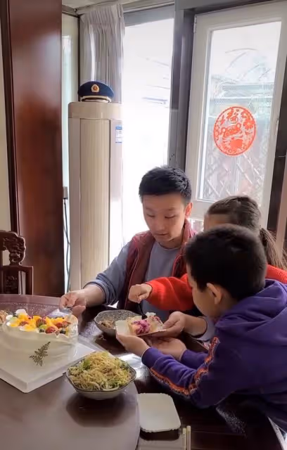 劉和剛給母親低調慶生,一家八口吃家常小菜,十幾瓶茅台意外搶鏡