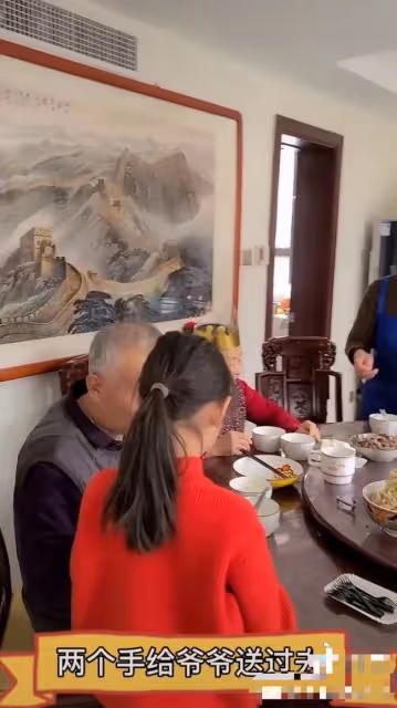 劉和剛給母親低調慶生,一家八口吃家常小菜,十幾瓶茅台意外搶鏡
