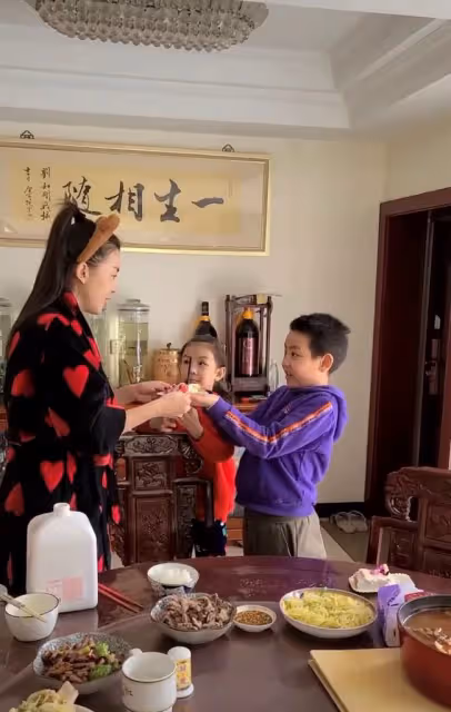 劉和剛給母親低調慶生,一家八口吃家常小菜,十幾瓶茅台意外搶鏡