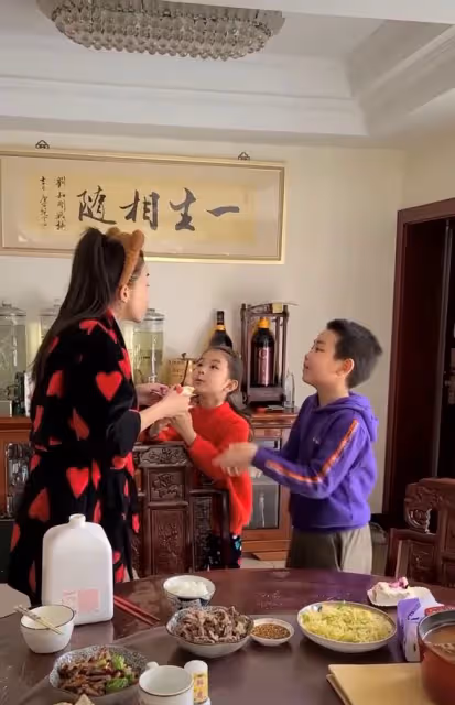劉和剛給母親低調慶生,一家八口吃家常小菜,十幾瓶茅台意外搶鏡