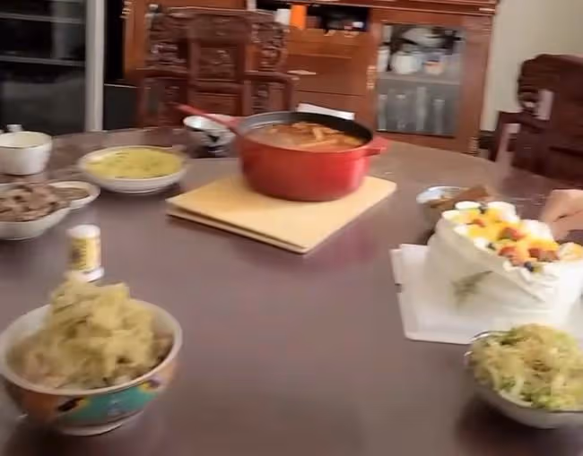 劉和剛給母親低調慶生,一家八口吃家常小菜,十幾瓶茅台意外搶鏡