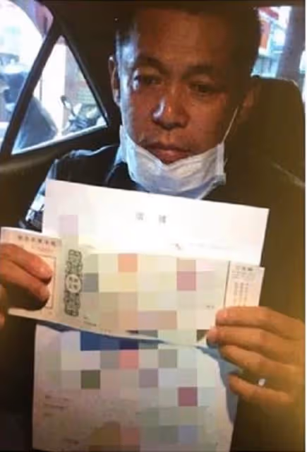 54歲男星被曝因欠債失蹤2月,債主公開尋人,曬其手舉借據狼狽照