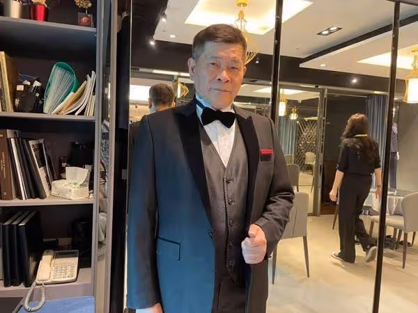 54歲男星被曝因欠債失蹤2月,債主公開尋人,曬其手舉借據狼狽照