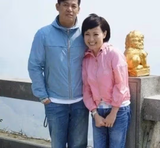 54歲男星被曝因欠債失蹤2月,債主公開尋人,曬其手舉借據狼狽照
