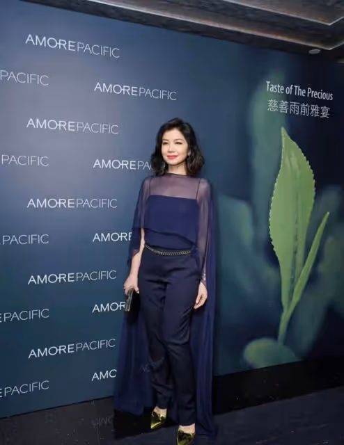 魅力不減!62歲鍾楚紅近況曝光,臉上已有明顯皺紋但仍崇尚健康美