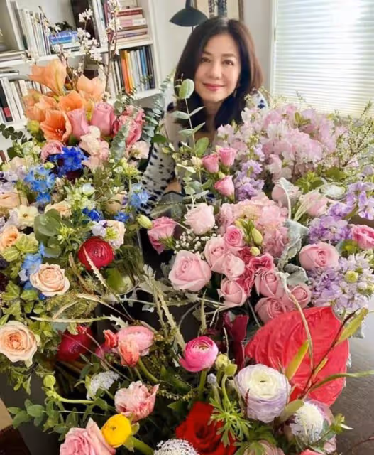 魅力不減!62歲鍾楚紅近況曝光,臉上已有明顯皺紋但仍崇尚健康美