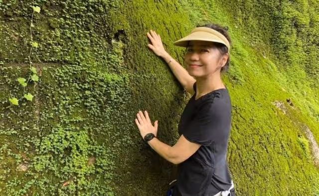 魅力不減!62歲鍾楚紅近況曝光,臉上已有明顯皺紋但仍崇尚健康美