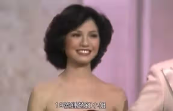魅力不減!62歲鍾楚紅近況曝光,臉上已有明顯皺紋但仍崇尚健康美