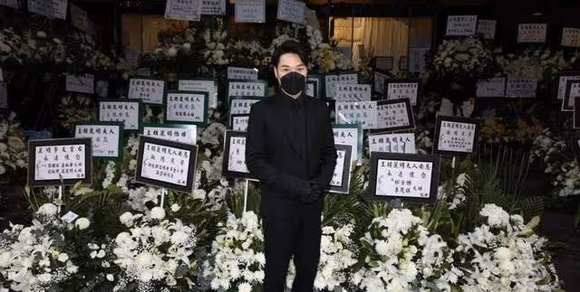 一路走好!TVB前富貴男星王賢志為母設靈,表哥鄭嘉穎現身悼念
