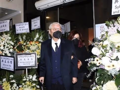 一路走好!TVB前富貴男星王賢志為母設靈,表哥鄭嘉穎現身悼念