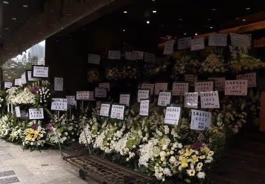 一路走好!TVB前富貴男星王賢志為母設靈,表哥鄭嘉穎現身悼念