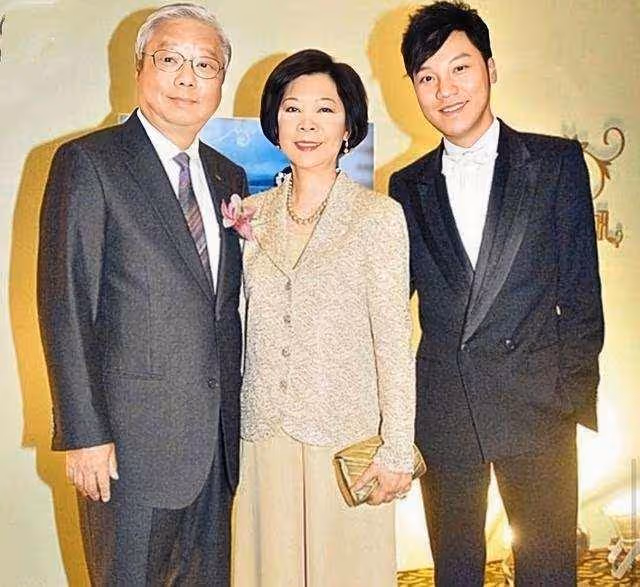 一路走好!TVB前富貴男星王賢志為母設靈,表哥鄭嘉穎現身悼念