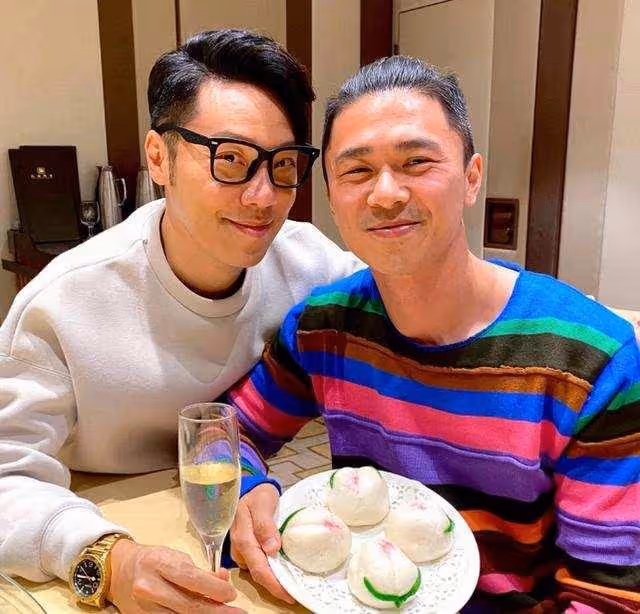 一路走好!TVB前富貴男星王賢志為母設靈,表哥鄭嘉穎現身悼念