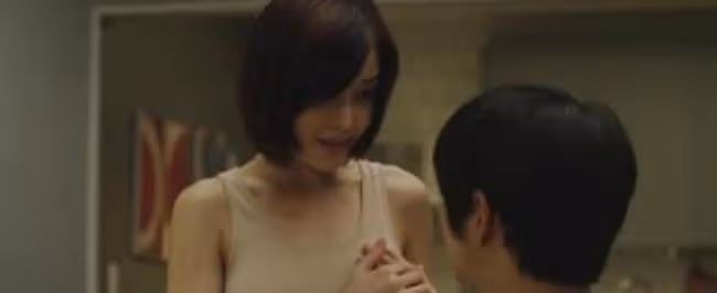 我是個售樓小姐,干我們這行,總有形形色色的男人想盡辦法接近我