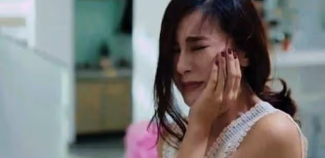 我是個售樓小姐,干我們這行,總有形形色色的男人想盡辦法接近我