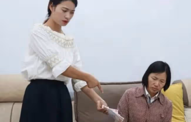 我的難纏婆婆,我和老公親熱,她在門口瞪著我們