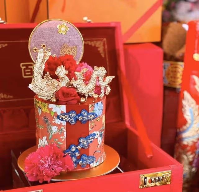 何猷君前任二婚出嫁太風光!收千萬元聘禮擺滿屋,現場奢華如宮殿