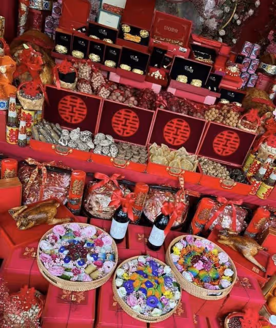何猷君前任二婚出嫁太風光!收千萬元聘禮擺滿屋,現場奢華如宮殿