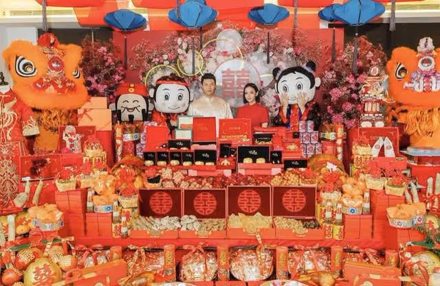 何猷君前任二婚出嫁太風光!收千萬元聘禮擺滿屋,現場奢華如宮殿