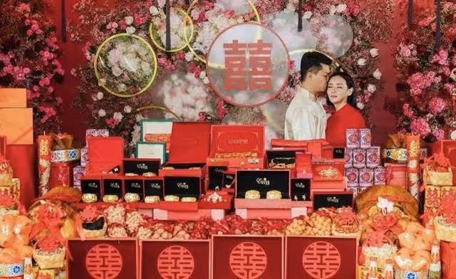 何猷君前任二婚出嫁太風光!收千萬元聘禮擺滿屋,現場奢華如宮殿