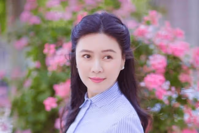 她是實力派演員，富豪老公去世12年她仍未再嫁，如今44歲身價不菲