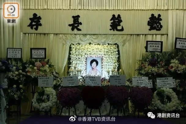 王賢志媽媽設靈!各界送過百花圈致祭