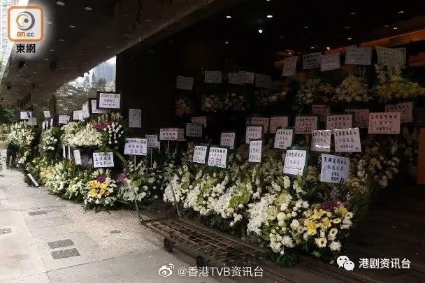 王賢志媽媽設靈!各界送過百花圈致祭