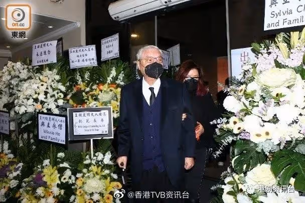 王賢志媽媽設靈!各界送過百花圈致祭
