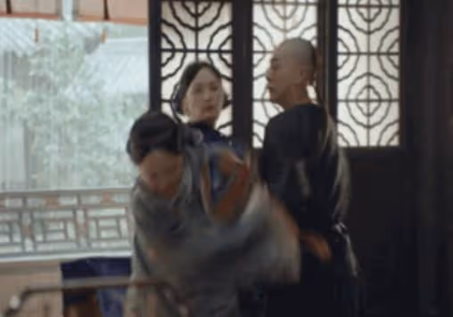 楊蓉自曝蔣勤勤把自己臉打腫，調侃想叫救護車，被質疑內涵蔣勤勤
