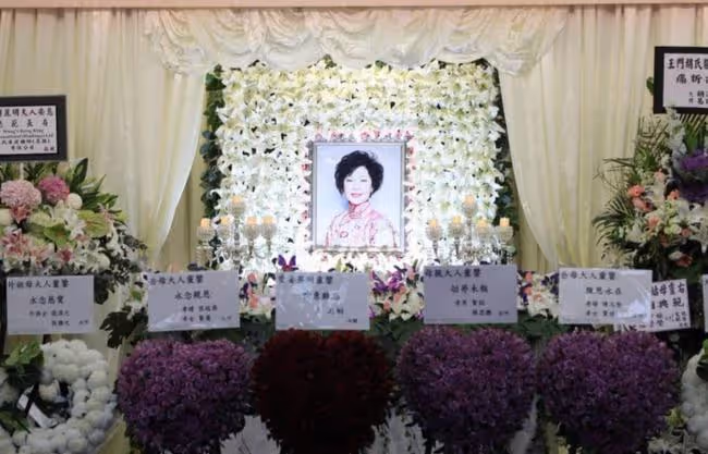 30億豪門闊太去世!眾星現身靈堂送別,外甥鄭嘉穎攜母親到場拜祭