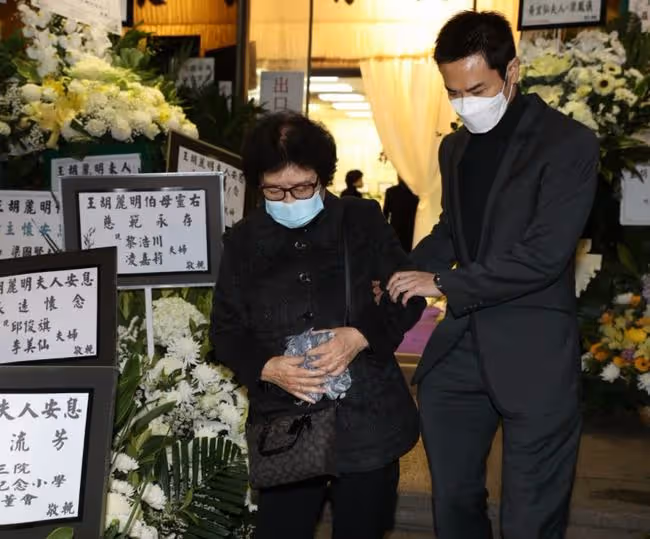 30億豪門闊太去世!眾星現身靈堂送別,外甥鄭嘉穎攜母親到場拜祭