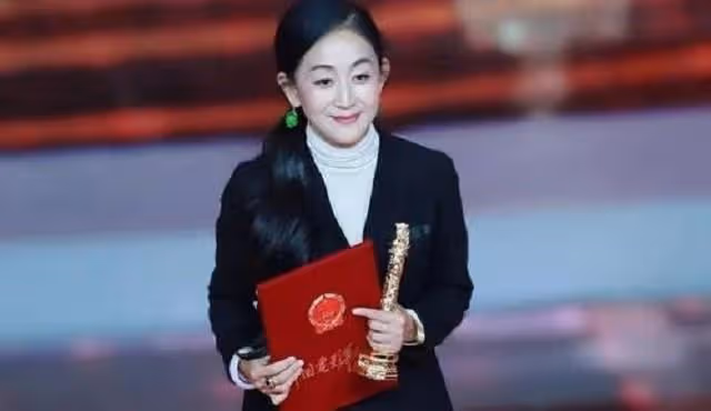 她是特立獨行的高幹子弟，拿到演員的大滿貫，卻一直堅守不孕不育