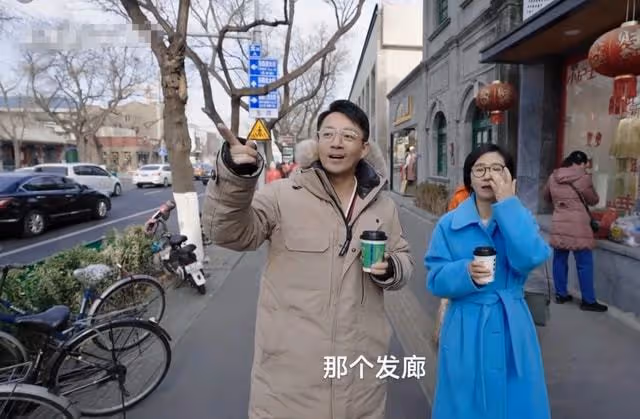 張穎穎現身寺廟祈福,與汪小菲隔空穿情侶裝秀恩愛,被指認後秒刪