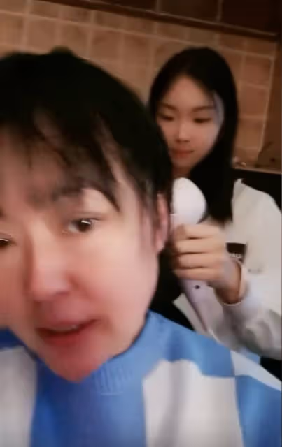 51歲李菁菁患癌後近況曝光,瘦成尖下巴顯清秀,女兒幫照料吹頭髮