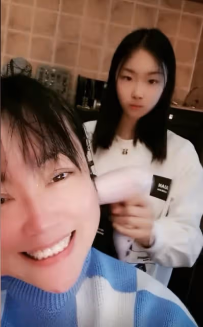 51歲李菁菁患癌後近況曝光,瘦成尖下巴顯清秀,女兒幫照料吹頭髮