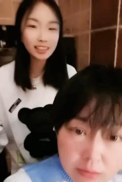 51歲李菁菁患癌後近況曝光,瘦成尖下巴顯清秀,女兒幫照料吹頭髮