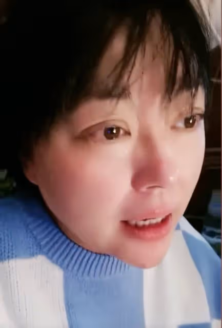 51歲李菁菁患癌後近況曝光,瘦成尖下巴顯清秀,女兒幫照料吹頭髮