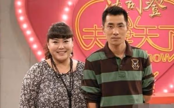51歲李菁菁患癌後近況曝光,瘦成尖下巴顯清秀,女兒幫照料吹頭髮