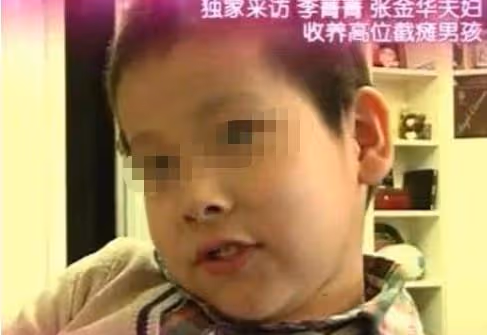 51歲李菁菁患癌後近況曝光,瘦成尖下巴顯清秀,女兒幫照料吹頭髮