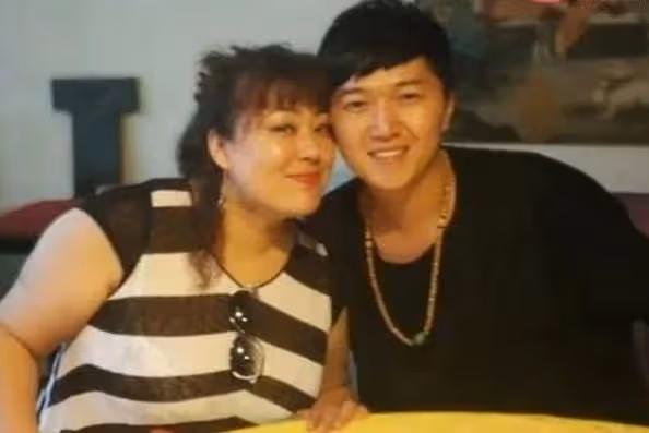 51歲李菁菁患癌後近況曝光,瘦成尖下巴顯清秀,女兒幫照料吹頭髮