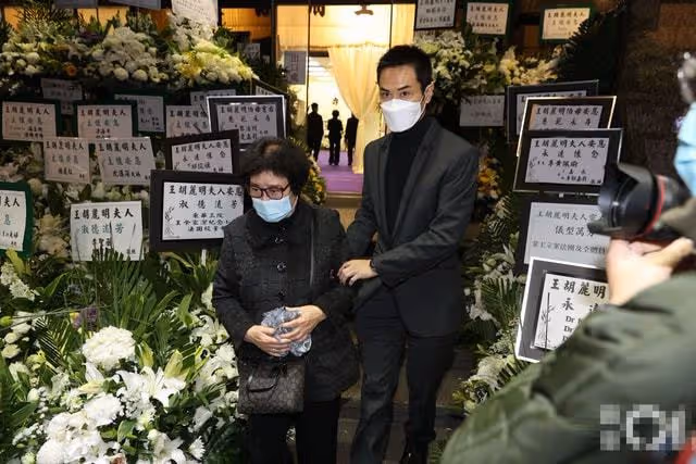 香港「30億闊太」離世!徐小鳳到場送別,周潤發謝賢父子低調悼念