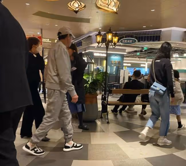 影帝梁家輝廣州吃飯被拍,與隔壁桌熱聊沒架子,身形挺拔衣著樸素