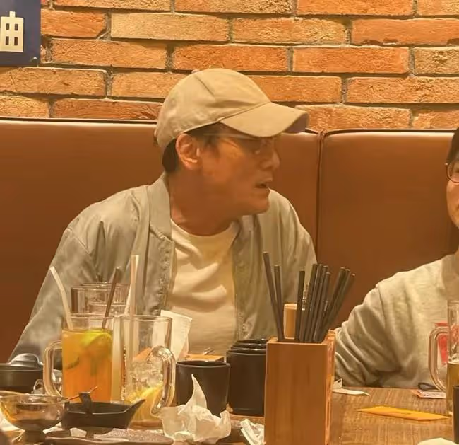 影帝梁家輝廣州吃飯被拍,與隔壁桌熱聊沒架子,身形挺拔衣著樸素
