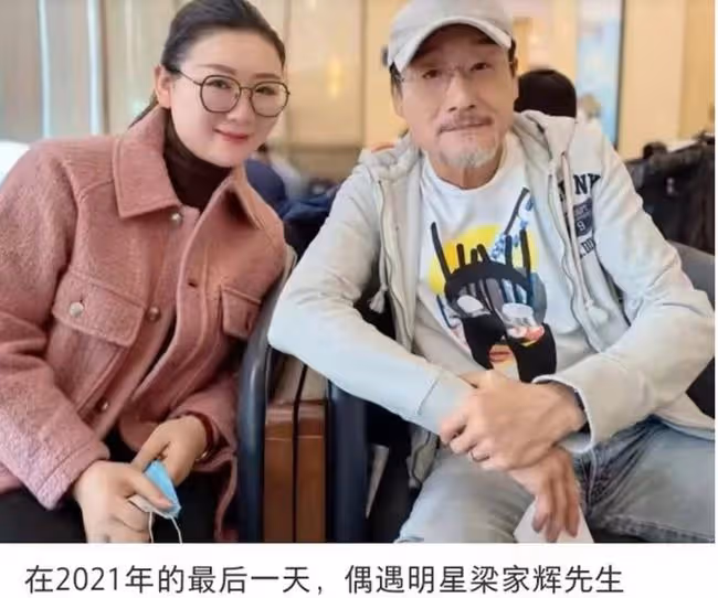 影帝梁家輝廣州吃飯被拍,與隔壁桌熱聊沒架子,身形挺拔衣著樸素