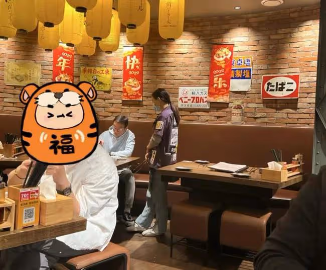 影帝梁家輝廣州吃飯被拍,與隔壁桌熱聊沒架子,身形挺拔衣著樸素