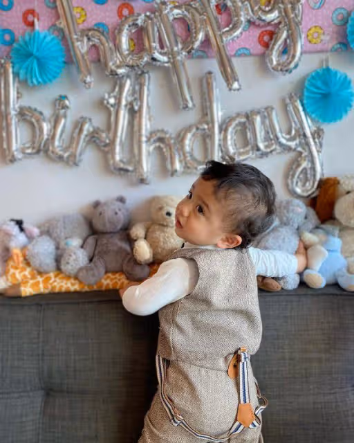 鄭佩佩混血外孫1歲了!富豪前夫罕露面,非洲女婿與妻子似兩代人