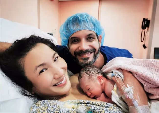 鄭佩佩混血外孫1歲了!富豪前夫罕露面,非洲女婿與妻子似兩代人