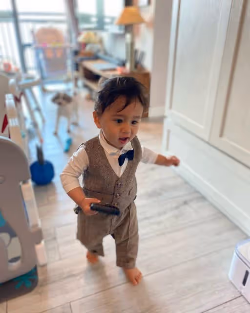 鄭佩佩混血外孫1歲了!富豪前夫罕露面,非洲女婿與妻子似兩代人