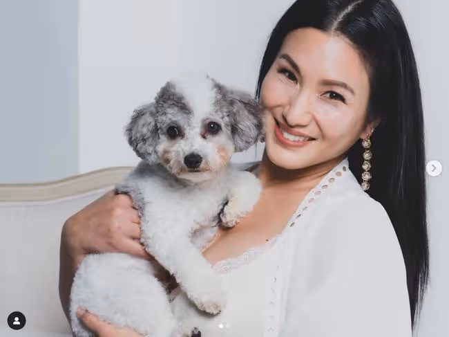 鄭佩佩混血外孫1歲了!富豪前夫罕露面,非洲女婿與妻子似兩代人