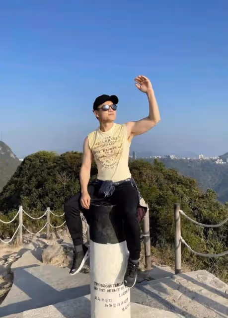 66歲呂良偉帶家人登山,穿背心秀肱二頭肌,一手將嬌妻抱上肩頭